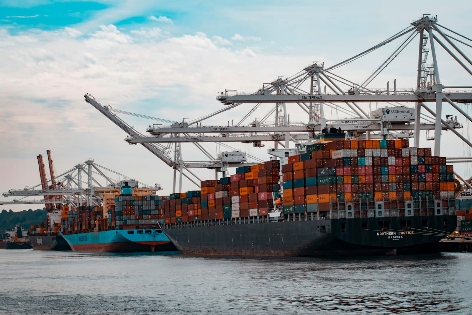 Container vessels and harbour cranes